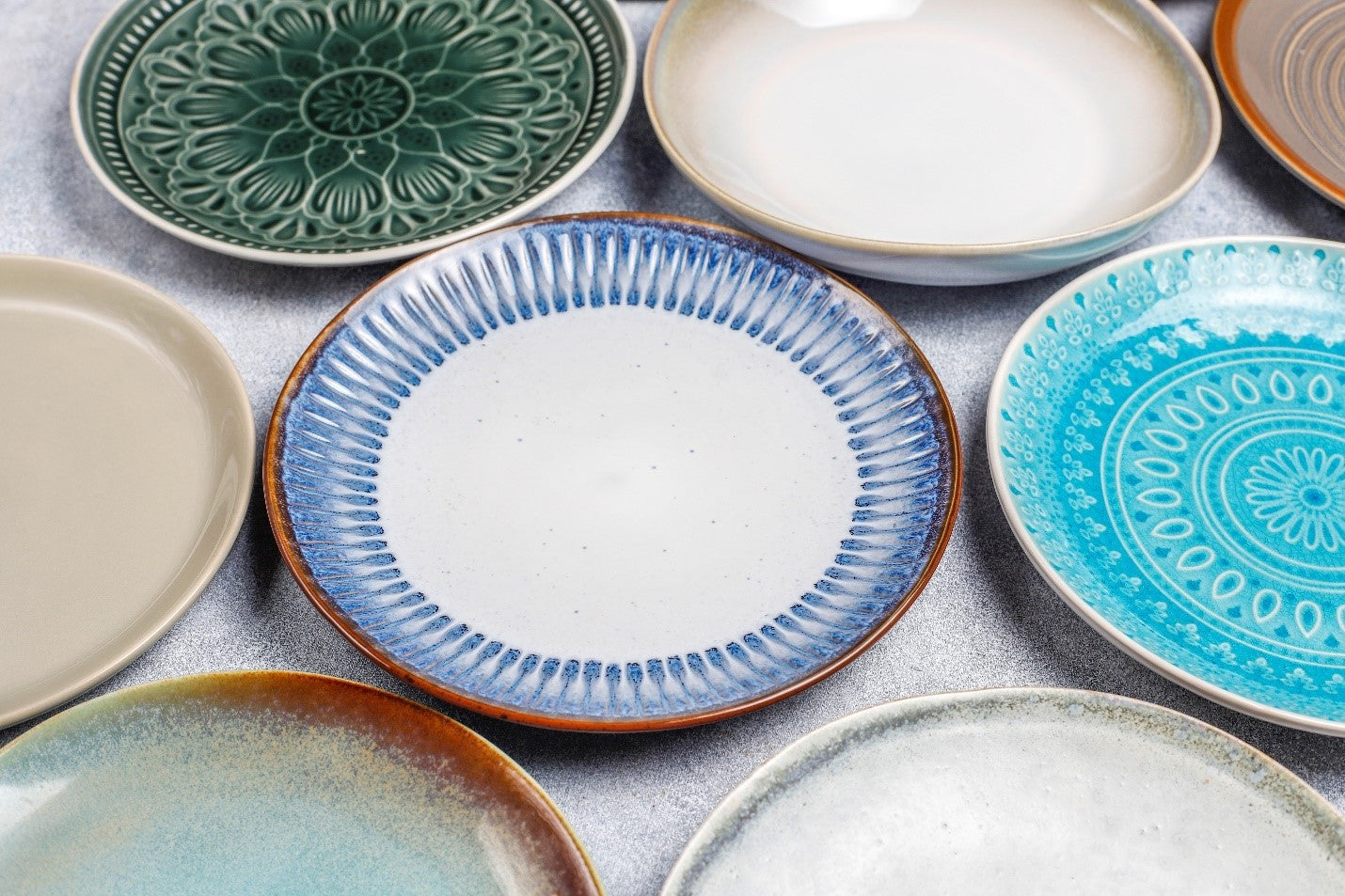 Ceramic vs. Porcelain Plates: Choosing The Right Dinnerware – thinKitchen