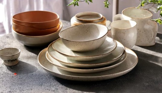 What is the Difference Between Porcelain & Stoneware Dinnerware?